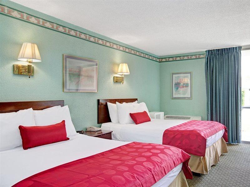 Hotel Ramada By Wyndham Parsippany Extérieur photo