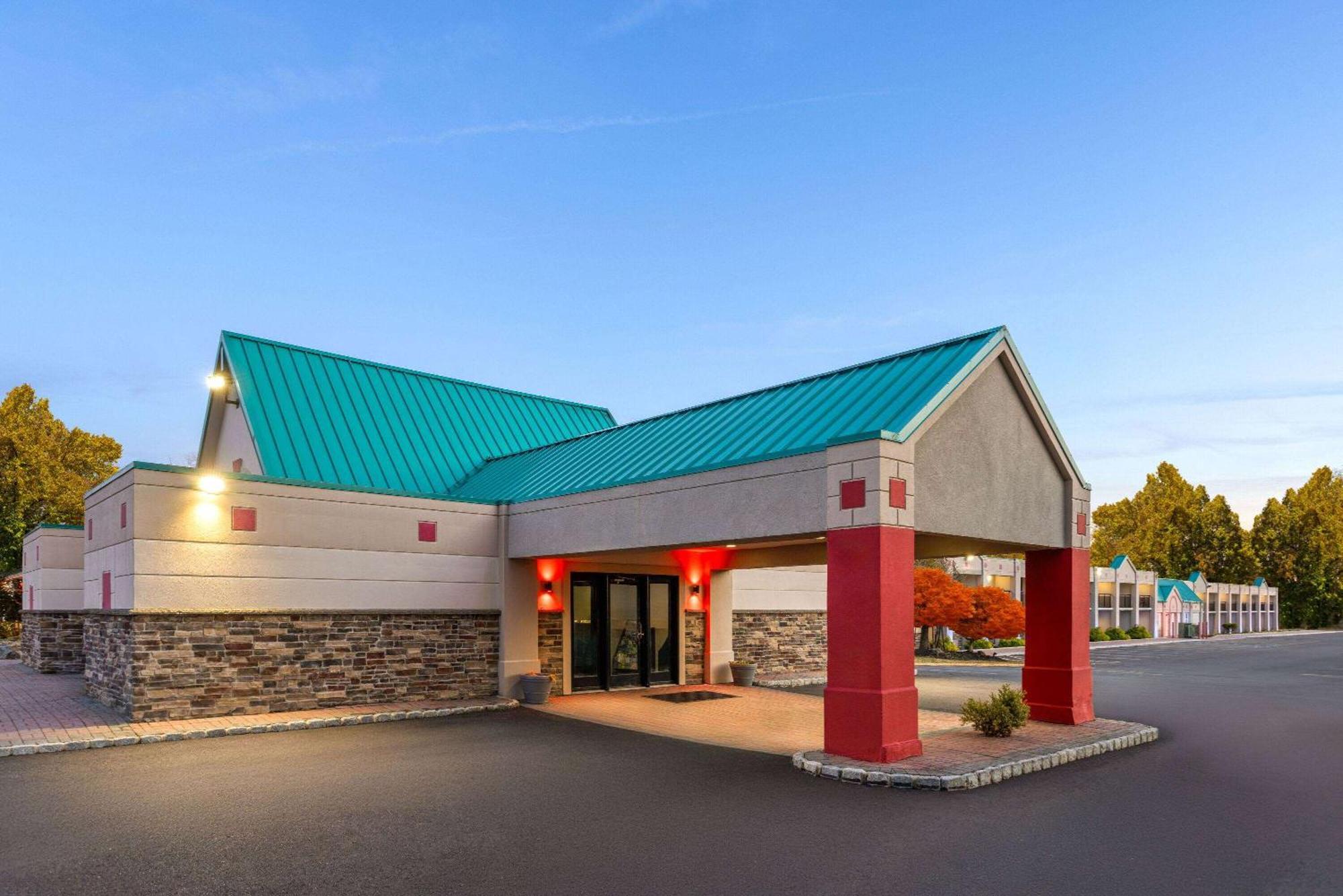 Hotel Ramada By Wyndham Parsippany Extérieur photo